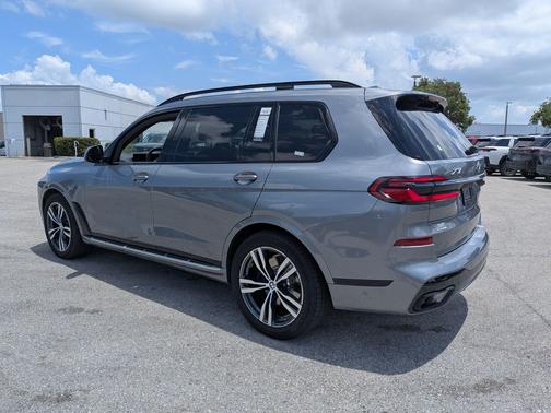 Skyscraper Grey Metallic 2026 BMW X7 xDrive40i