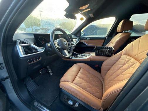 Skyscraper Grey Metallic 2026 BMW X7 xDrive40i