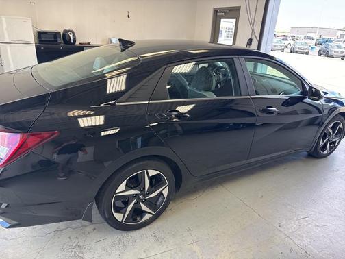 2022 Hyundai ELANTRA Limited
