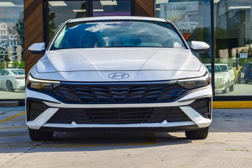 2025 Hyundai ELANTRA SE