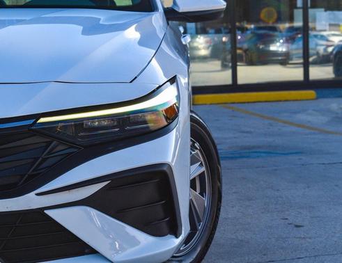 2025 Hyundai ELANTRA SE