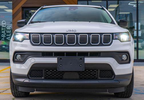 Bright White Clearcoat 2022 Jeep Compass Latitude