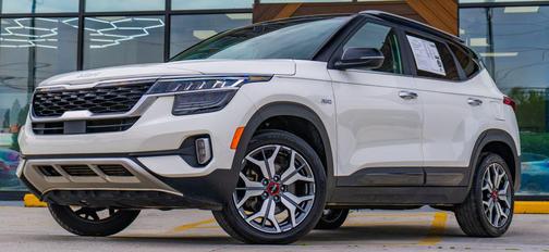 Clear White/Black Roof 2023 Kia Seltos SX Turbo