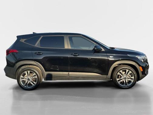 Cherry Black 2022 Kia Seltos LX