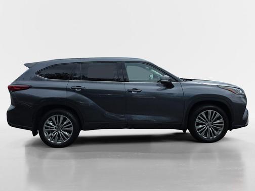 Magnetic Gray Metallic 2023 Toyota Highlander Platinum