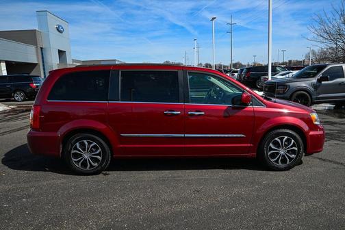 2016 Chrysler Town & Country Touring