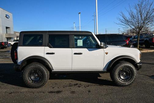 Oxford White 2025 Ford Bronco Badlands