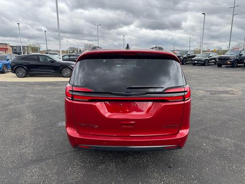 Red Hot Pearlcoat 2025 Chrysler Pacifica Limited