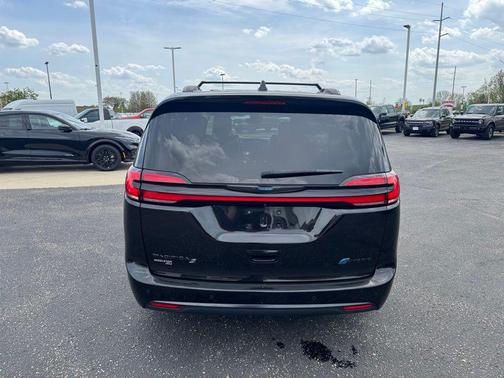Brilliant Black Crystal Pearlcoat 2021 Chrysler Pacifica Hybrid Limited