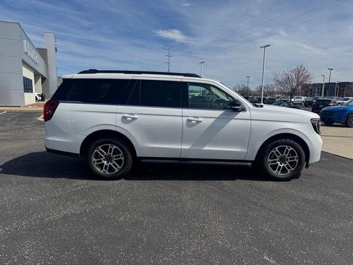 White Metallic 2025 Ford Expedition Active