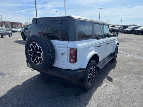 Oxford White 2026 Ford Bronco Outer Banks