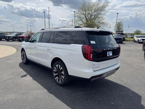 Star White Metallic Tri-Coat 2026 Ford Expedition Max Platinum