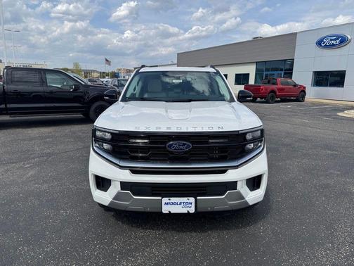 Star White Metallic Tri-Coat 2026 Ford Expedition Max Platinum
