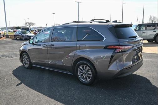 2021 Toyota Sienna XLE 8 Passenger