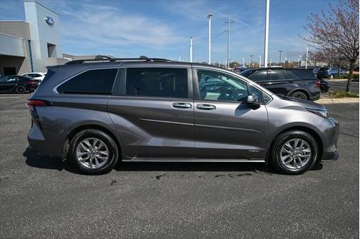 2021 Toyota Sienna XLE 8 Passenger