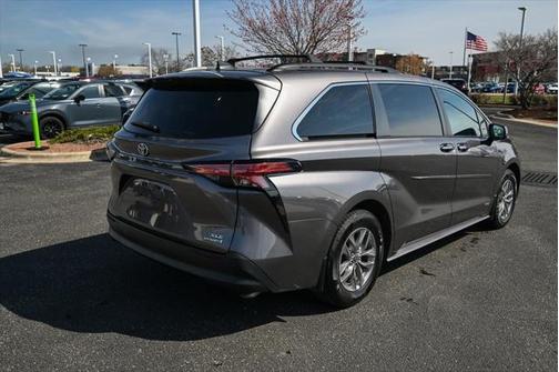 2021 Toyota Sienna XLE 8 Passenger
