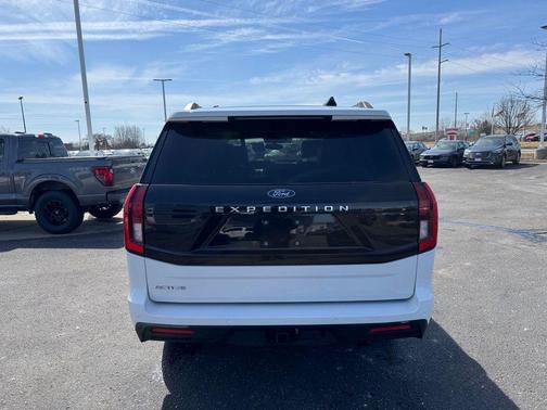 Oxford White 2025 Ford Expedition Active