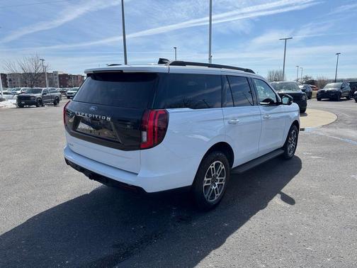 Oxford White 2025 Ford Expedition Active