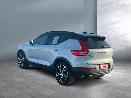 Glacier Silver Metallic 2020 Volvo XC40 T4 R-Design