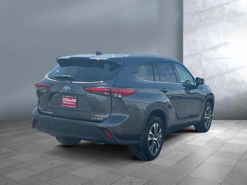 Magnetic Gray Metallic 2021 Toyota Highlander XLE