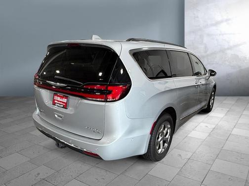 Silver Mist Clearcoat 2022 Chrysler Pacifica Limited