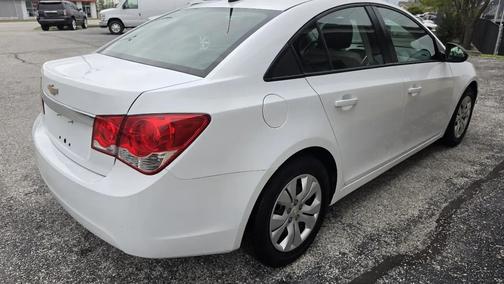 White 2013 Chevrolet Cruze LS