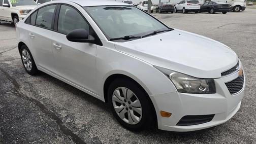 White 2013 Chevrolet Cruze LS