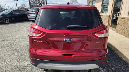 Red 2016 Ford Escape SE