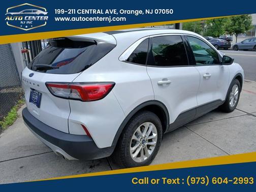 White 2022 Ford Escape SE