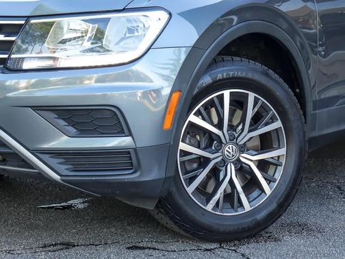 Platinum Gray Metallic 2019 Volkswagen Tiguan 2.0T SE