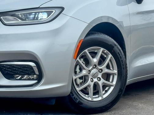 2024 Chrysler Pacifica Touring-L