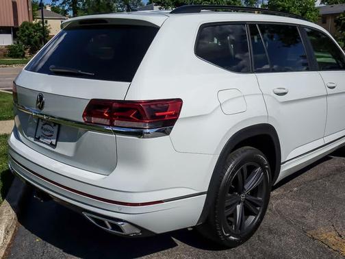 Pure White 2021 Volkswagen Atlas 3.6 SE w/ Technology R-Line