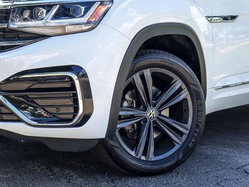 Pure White 2021 Volkswagen Atlas 3.6 SE w/ Technology R-Line