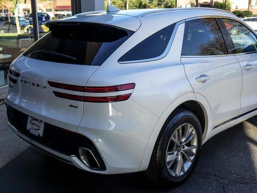 Uyuni White 2023 Genesis GV70 2.5T