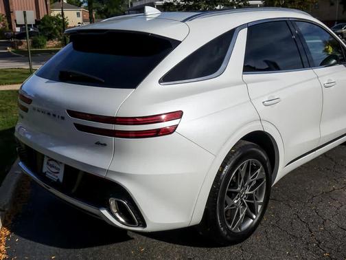 Uyuni White 2023 Genesis GV70 2.5T
