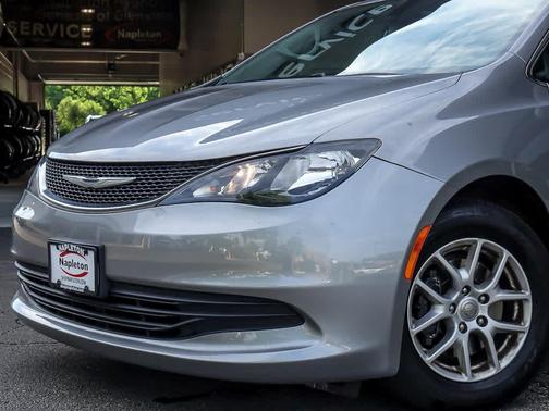Billet Silver Metallic Clearcoat 2017 Chrysler Pacifica Touring