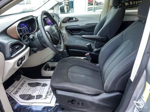 Billet Silver Metallic Clearcoat 2017 Chrysler Pacifica Touring