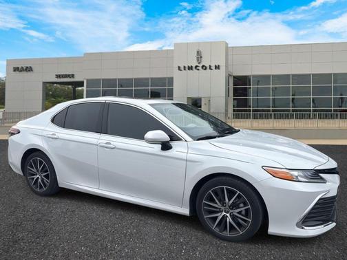 2022 Toyota Camry Hybrid XLE