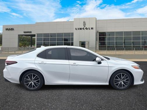 2022 Toyota Camry Hybrid XLE