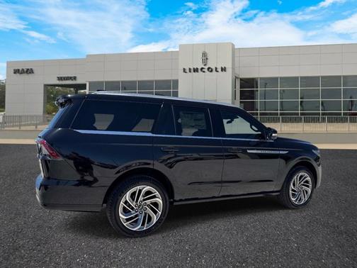 Infinite Black Metallic Clearcoat 2026 Lincoln Navigator Reserve