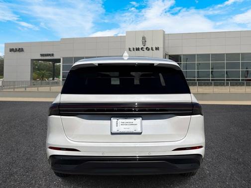 White Platinum Metallic Tri-Coat 2026 Lincoln Nautilus Premiere