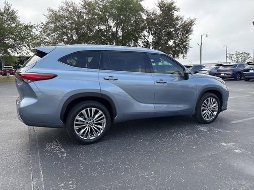 Moon Dust 2022 Toyota Highlander Platinum
