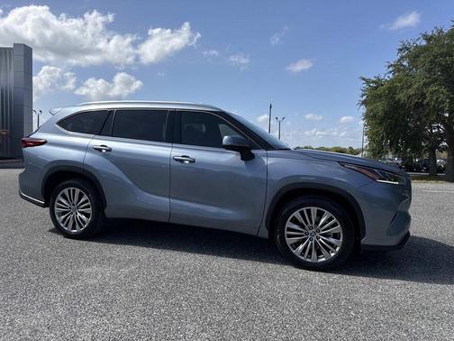 Moon Dust 2022 Toyota Highlander Platinum
