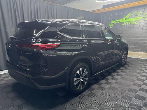 2021 Toyota Highlander Hybrid XLE