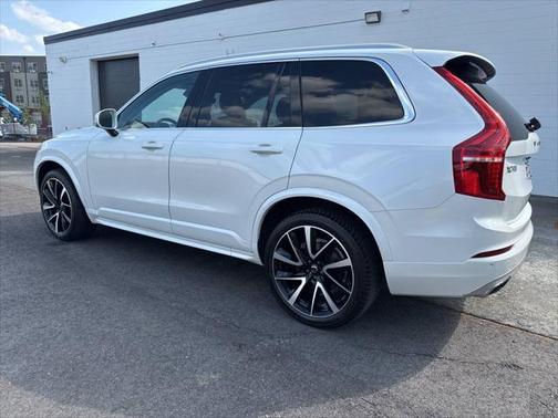 2021 Volvo XC90 T6 Momentum