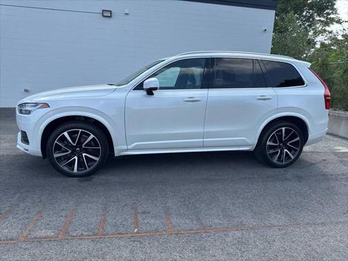 2021 Volvo XC90 T6 Momentum