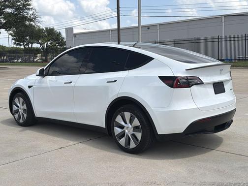 Pearl White Multi-Co 2023 Tesla Model Y Long Range Dual Motor All-Wheel Drive