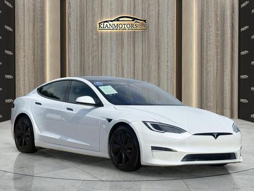 Pearl White Multi-Co 2022 Tesla Model S Plaid