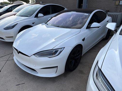 Pearl White Multi-Co 2022 Tesla Model S Plaid
