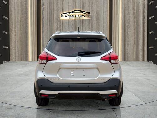 Brilliant Silver Metallic 2020 Nissan Kicks SR
